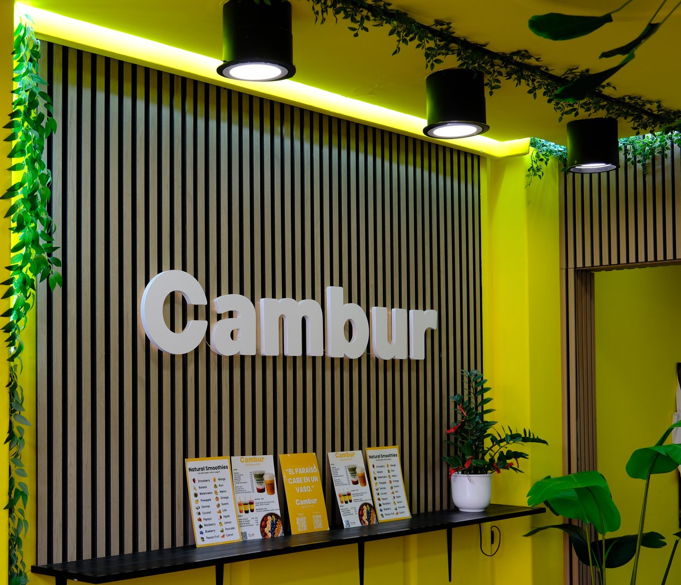 Interior de Cambur con rótulo y pared de listones